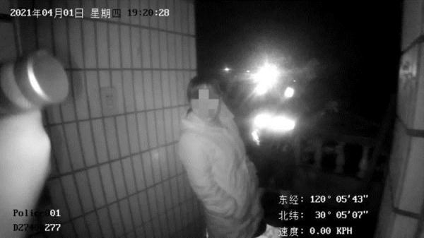 屋顶上的红色女人，mac网游有哪些（有人听到微弱的呼救声报警）