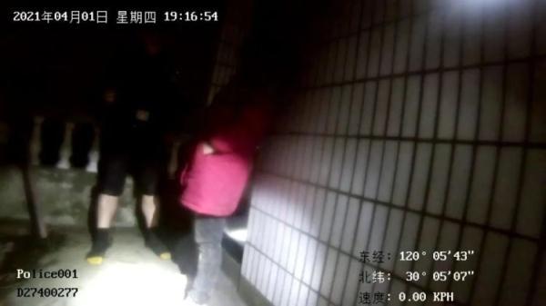 屋顶上的红色女人，mac网游有哪些（有人听到微弱的呼救声报警）