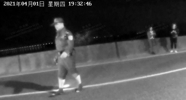 屋顶上的红色女人，mac网游有哪些（有人听到微弱的呼救声报警）