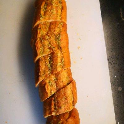 蒜香法棍最正宗的做法，蒜香烤法棍做法（健康又过瘾的金衣蒜香法棍）