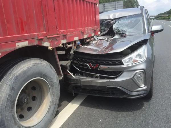 右侧超车违法吗，右边超车违规吗（这样超车，事故全责）