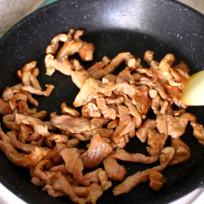 西红柿炒豆角肉怎样炒，西红柿豆角炒肉的家常做法（鲜掉眉毛的美味家常菜番茄炒四季豆）