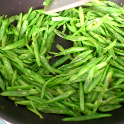 西红柿炒豆角肉怎样炒，西红柿豆角炒肉的家常做法（鲜掉眉毛的美味家常菜番茄炒四季豆）