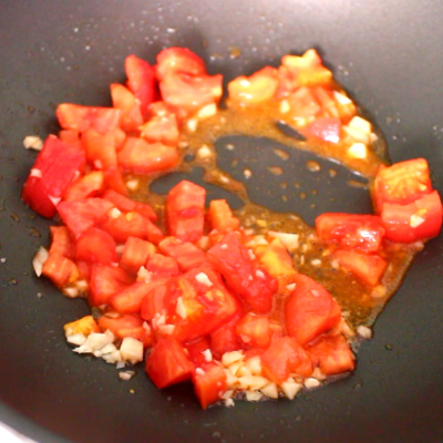 西红柿炒豆角肉怎样炒，西红柿豆角炒肉的家常做法（鲜掉眉毛的美味家常菜番茄炒四季豆）