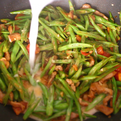 西红柿炒豆角肉怎样炒，西红柿豆角炒肉的家常做法（鲜掉眉毛的美味家常菜番茄炒四季豆）