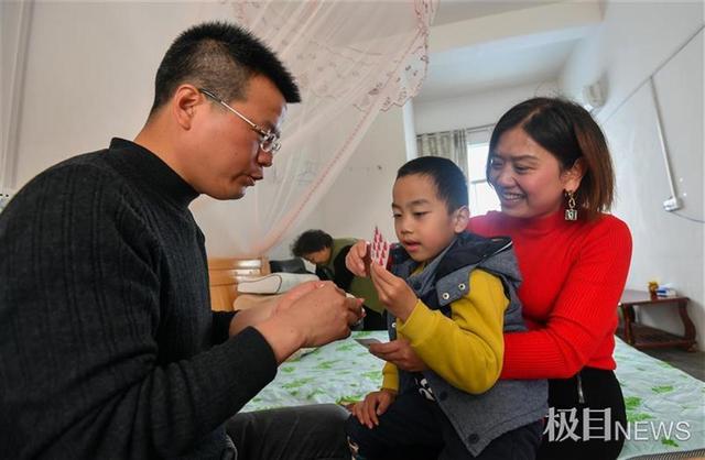 shei拼音是错的吗，而且的拼音（武汉教师夫妻带着老人孩子去支教）