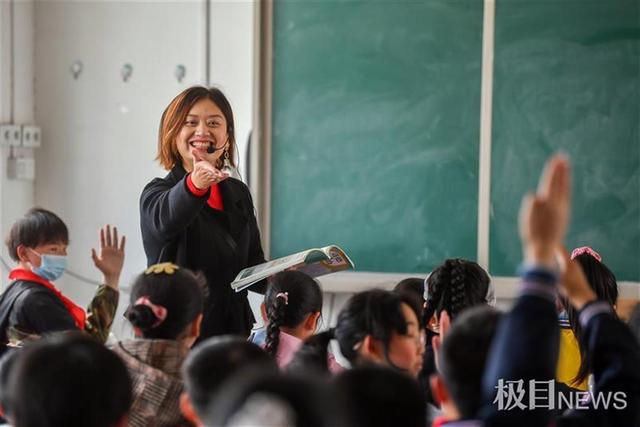 shei拼音是错的吗，而且的拼音（武汉教师夫妻带着老人孩子去支教）