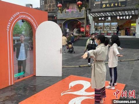 任意门是什么意思，成都街头首现“任意门”开门即可与偶像球星、奥运冠军亲密互动