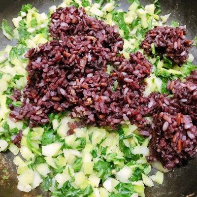 青菜炒米饭的做法，白菜炒米饭的做法（#四季宝蓝小罐#花生酱青菜糙米炒饭）
