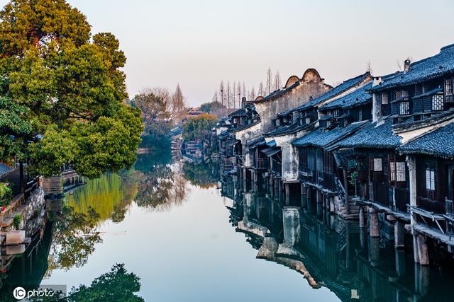 乌镇在哪个城市，乌镇在哪个城市哪个省份（浙江乌镇江南水阁春色美如画）