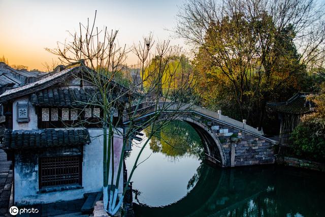 乌镇在哪个城市，乌镇在哪个城市哪个省份（浙江乌镇江南水阁春色美如画）