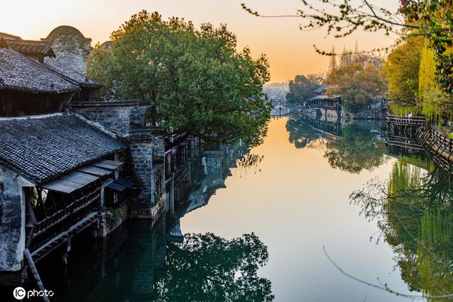 乌镇在哪个城市，乌镇在哪个城市哪个省份（浙江乌镇江南水阁春色美如画）