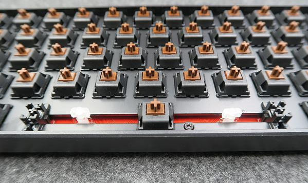 键盘青轴茶轴红轴黑轴是什么意思，键盘黑轴青轴红轴茶轴的区别是什么（四种颜色机械键盘区别在哪里）