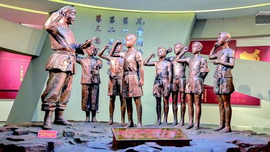 红领巾的来历和意义，红领巾的由来是什么（永不褪色的红领巾）