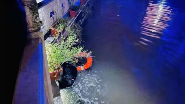 舍己救人，舍己救人的赞美好句（解放军战士奋不顾身舍己救人）