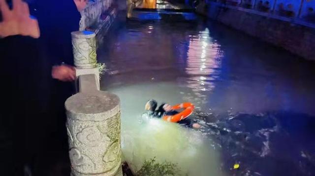 舍己救人，舍己救人的赞美好句（解放军战士奋不顾身舍己救人）