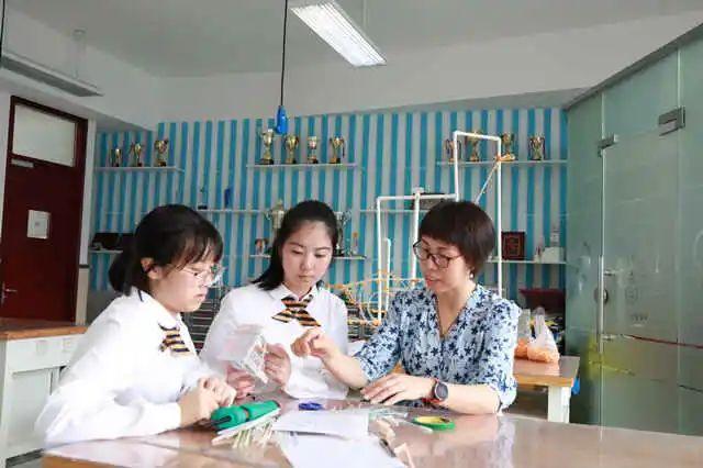 行李箱轮子拆卸步骤图，小米行李箱轮子拆卸步骤图（奉贤学子发明的万向箱包轮亮相上交会）