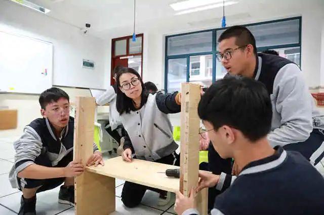 行李箱轮子拆卸步骤图，小米行李箱轮子拆卸步骤图（奉贤学子发明的万向箱包轮亮相上交会）
