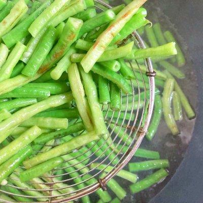 豆角炒肉怎么做好吃，家常烧豆角的做法（一道能吃下三碗饭的神奇美食）