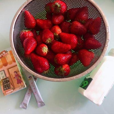 草莓糖的做法和配方，#糖小朵甜蜜控糖秘籍#鲜草莓冰牛奶