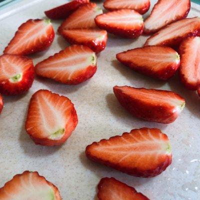 草莓糖的做法和配方，#糖小朵甜蜜控糖秘籍#鲜草莓冰牛奶