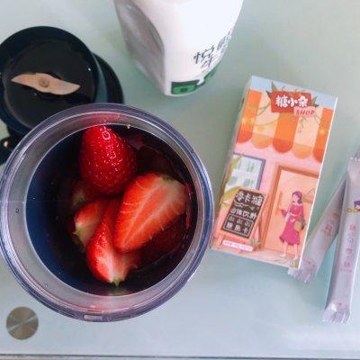 草莓糖的做法和配方，#糖小朵甜蜜控糖秘籍#鲜草莓冰牛奶