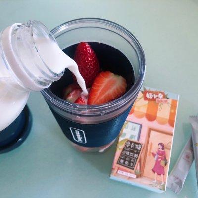 草莓糖的做法和配方，#糖小朵甜蜜控糖秘籍#鲜草莓冰牛奶