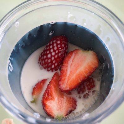 草莓糖的做法和配方，#糖小朵甜蜜控糖秘籍#鲜草莓冰牛奶