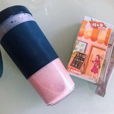 草莓糖的做法和配方，#糖小朵甜蜜控糖秘籍#鲜草莓冰牛奶