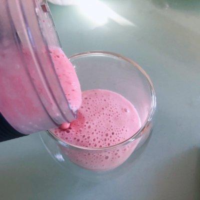 草莓糖的做法和配方，#糖小朵甜蜜控糖秘籍#鲜草莓冰牛奶