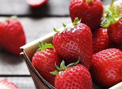 草莓的营养价值，草莓的营养价值是什么（吃草莓好处竟有这么多）