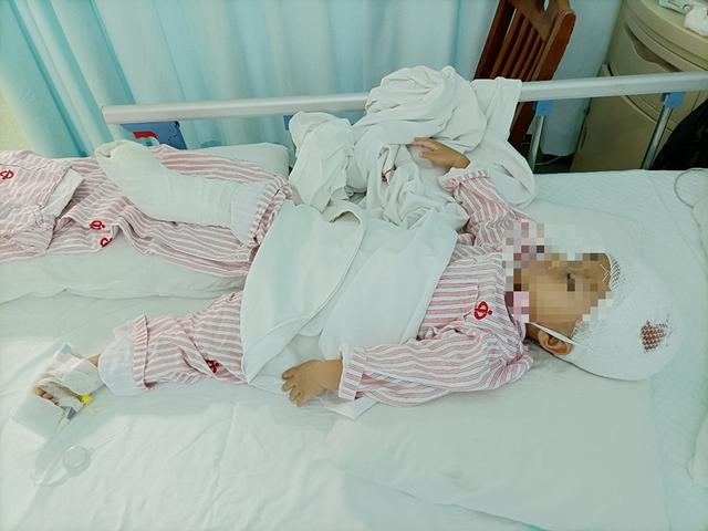 男童被扶梯夹脚趾，深圳电梯夹死人（男童被商场扶梯夹伤致3个脚趾截肢）