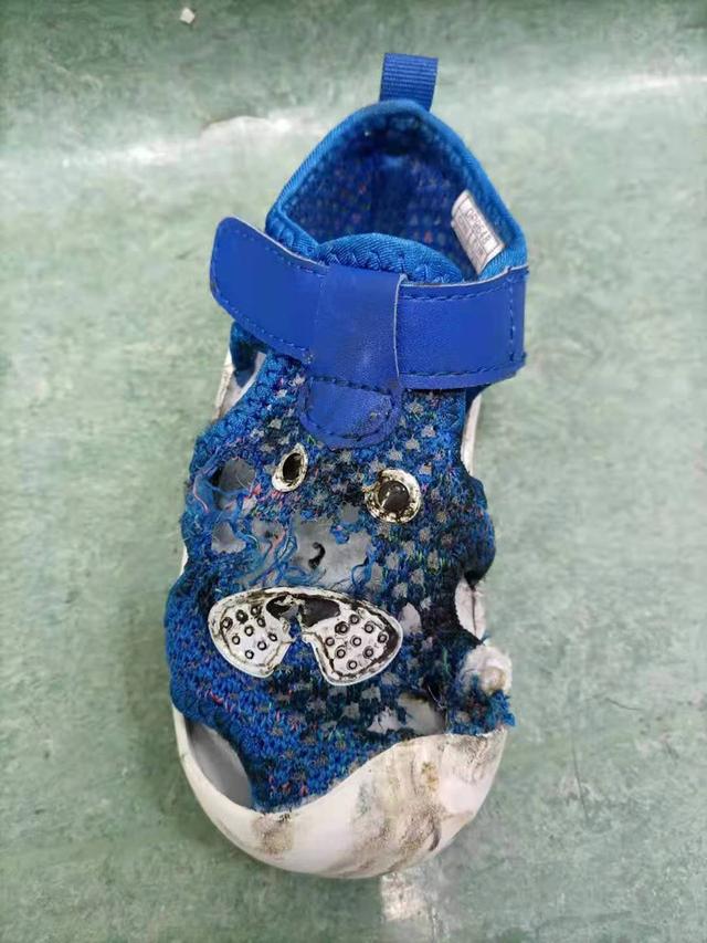 男童被扶梯夹脚趾，深圳电梯夹死人（男童被商场扶梯夹伤致3个脚趾截肢）