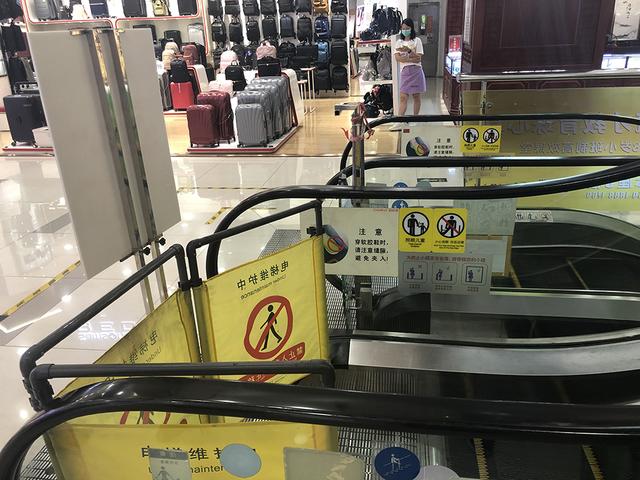 男童被扶梯夹脚趾，深圳电梯夹死人（男童被商场扶梯夹伤致3个脚趾截肢）