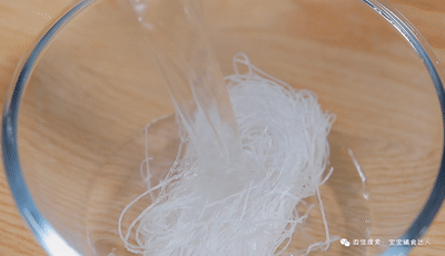 婴幼儿蒸胡萝卜泥蒸胡萝卜块的做法，超简单的手工制作（最适合在家吃的胡萝卜口袋饼）
