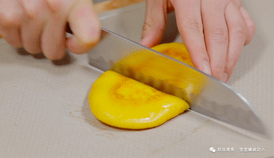 婴幼儿蒸胡萝卜泥蒸胡萝卜块的做法，超简单的手工制作（最适合在家吃的胡萝卜口袋饼）