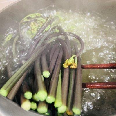 手把手教你做超好吃的炒蕨菜，手把手教你做超好吃的炒蕨菜做法（一吃就上瘾的蕨菜炒腊肉）