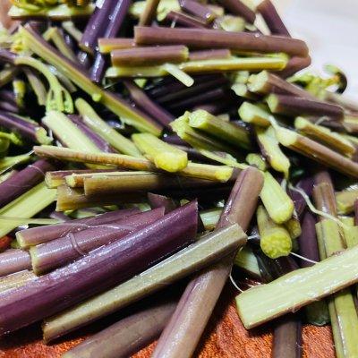 手把手教你做超好吃的炒蕨菜，手把手教你做超好吃的炒蕨菜做法（一吃就上瘾的蕨菜炒腊肉）