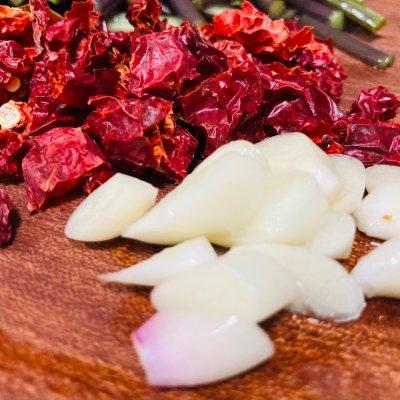 手把手教你做超好吃的炒蕨菜，手把手教你做超好吃的炒蕨菜做法（一吃就上瘾的蕨菜炒腊肉）