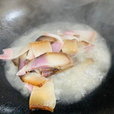 手把手教你做超好吃的炒蕨菜，手把手教你做超好吃的炒蕨菜做法（一吃就上瘾的蕨菜炒腊肉）