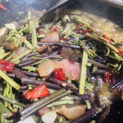 手把手教你做超好吃的炒蕨菜，手把手教你做超好吃的炒蕨菜做法（一吃就上瘾的蕨菜炒腊肉）