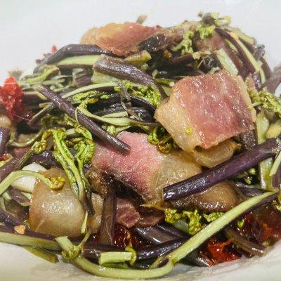 手把手教你做超好吃的炒蕨菜，手把手教你做超好吃的炒蕨菜做法（一吃就上瘾的蕨菜炒腊肉）