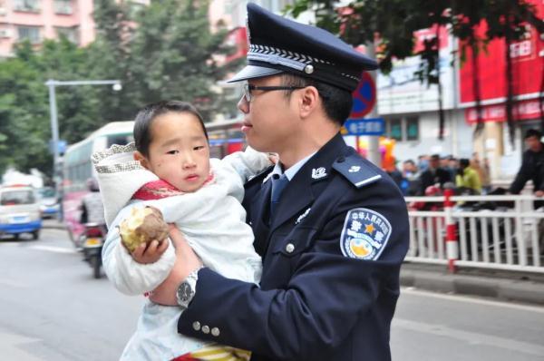 t128次列车，t128次列车时刻表（这些手机里最舍不得删掉的警服照）