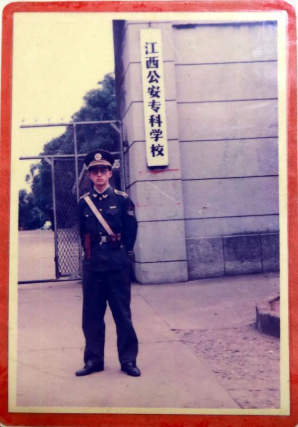 t128次列车，t128次列车时刻表（这些手机里最舍不得删掉的警服照）