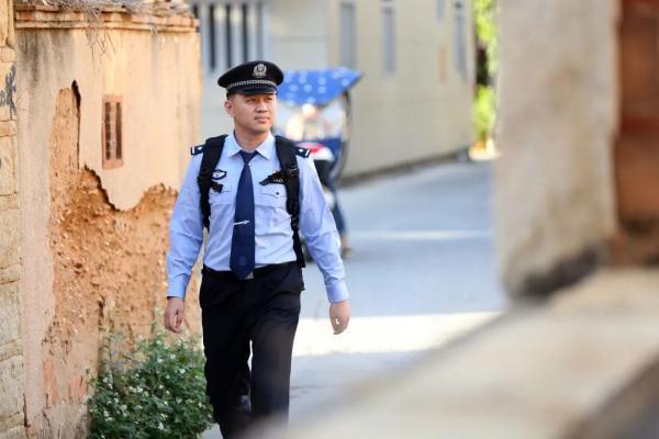 t128次列车，t128次列车时刻表（这些手机里最舍不得删掉的警服照）