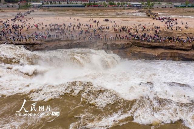 來源:人民網-圖片頻道五一假期,全國各地的遊客來到山西省臨汾市吉縣