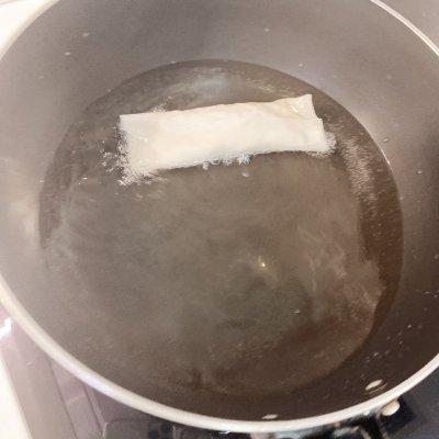 速冻春卷怎么炸，冰冻春卷怎么炸又酥又脆（再也不用出门买了）