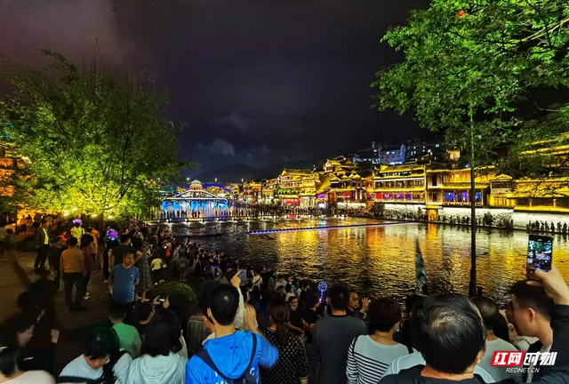 凤凰古城夜景图片，这辈子一定要去的凤凰古城（凤凰古城浪漫夜景醉游人）