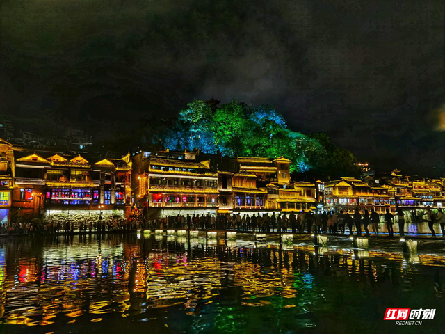 凤凰古城夜景图片，这辈子一定要去的凤凰古城（凤凰古城浪漫夜景醉游人）