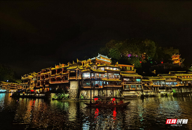 凤凰古城夜景图片，这辈子一定要去的凤凰古城（凤凰古城浪漫夜景醉游人）